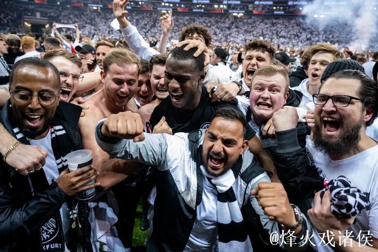 每体：约千名法兰克福球迷无票试图进场遭制止